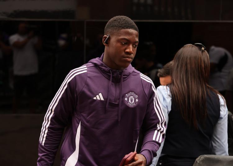 琼斯：梅努非常有天赋，与合适的人一起踢中场他会非常出色